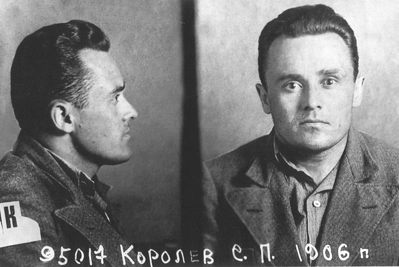 https://upload.wikimedia.org/wikipedia/commons/thumb/6/6a/Korolev_posle_aresta_1938.jpg/800px-Korolev_posle_aresta_1938.jpg